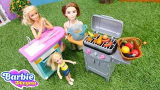 Barbie oyunları Barbie Ailesi bahçede mangal yapıyor Barbie videoları [upl. by Bilicki]