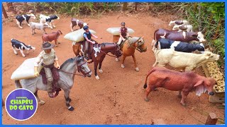 Fazenda de Brinquedo INCRÍVEL LIDA ALIMENTANDO AS VACAS COM CRIA [upl. by Porty]