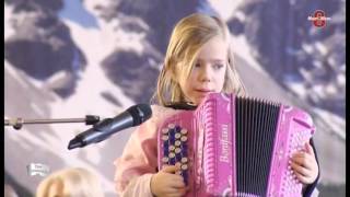 Madlyn accordéon  TAUREAU PASO  Paso doble accordéon et chant Child accordion  Enfant accordeon [upl. by Ariella]