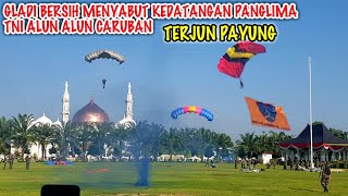 CarubanTerjun Payung Alun alun Caruban Menyabut Kedatangan Panglima TNI 2023 [upl. by Zerep]