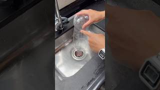 Pon una botella de agua boca abajo en el desagüe del fregadero ¡Es increible😱limpieza dicas [upl. by Okiron]