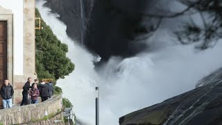 Así de espectacular luce la cascada de O Ézaro tras el paso de la borrasca Domingos [upl. by Yticilef]