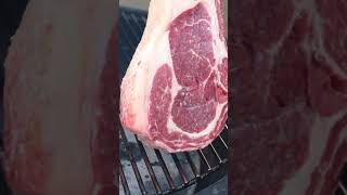 Een heerlijke tomahawk steak grillen op de kamado [upl. by Scoter]