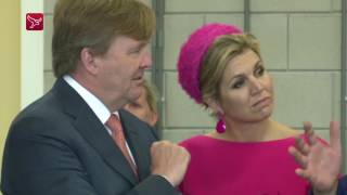 Máxima en Willem Alexander leren vis fileren op Urk [upl. by Given]