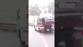 Truk Towing ini Jalan di Tanjakan Yang Berbelok Sambil Gendong Mobil Sedan Mercy Part 3 shorts [upl. by Anrol]