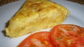 Tortilla de Patata con Cebolla  Receta de cocina española [upl. by Sophey925]