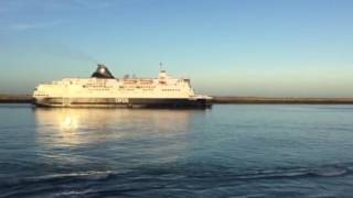 Car ferry entrant dans le port de Calais [upl. by Gregorius835]