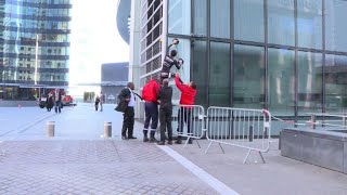 La Défense le Spiderman français échoue à escalader une tour [upl. by Wilow]