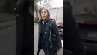 Vieja cuica amenaza  insulta y humilla a recolectores de basura  las condes Santiago [upl. by Anelis]