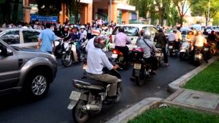 Video Blog Weltreise Tag 392 Moped fahren in Vietnam REAL [upl. by Marbut644]