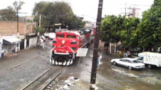 Ferromex  Mentada de madre a conductores imprudentes en las Juntas Tlaquepaque [upl. by Imim391]