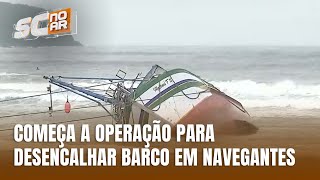 Começa trabalho para retirar barco encalhado em Navegantes [upl. by Reichert26]