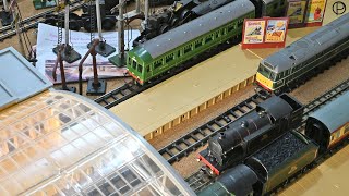 Triang Hornby  Hornby Dublo Station 5083 and other bits and pieces  Visit to model railway show [upl. by Noevart]