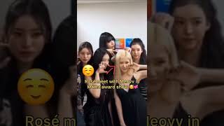 Rose meet with meovv in mama award show 🥰blackpinkblackpinkedit [upl. by Silvain]