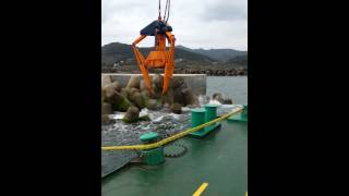 The tetrapod laying using hydraulic grab ”F3C” product by TAIYU 01 [upl. by Euginom]