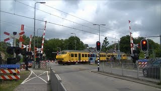 Spoorwegovergang Bilthoven  Dutch railroad crossing [upl. by Acillegna]