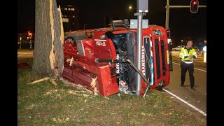 Hoogwerker brandweer kantelt tijdens spoedrit Kanaalweg Capelle ad IJssel [upl. by Salkcin]