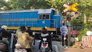 【China Railway】Maanshan Iron and Steel Company train passing Healthy road crossing马钢铁运公司列车过健康路道口 [upl. by Pinebrook]