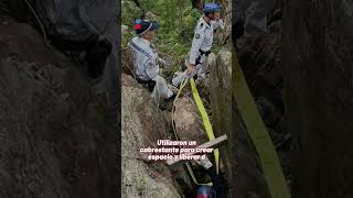 Mujer queda atrapada varias horas entre dos rocas tras intentar recuperar su teléfono [upl. by Ennaej]