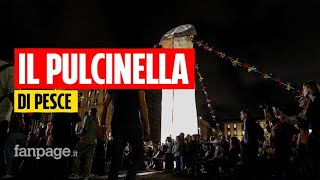 Inaugurato a Napoli il Pulcinella di Gaetano Pesce quotSembra un fallo Evvivaquot [upl. by Eudoxia162]