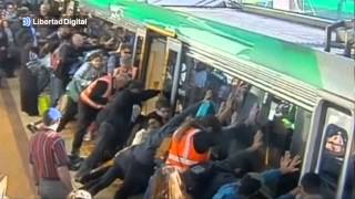 Decenas de personas empujan un tren para liberar a un pasajero atrapado [upl. by Kinom820]