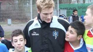 Marcell Jansen kickt auf Asche HSV TV [upl. by Publus]