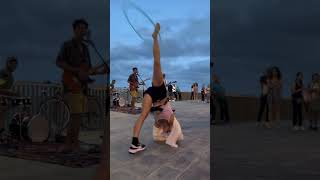 Hula hoop danza  tela amp rock and roll en Barcelona street show [upl. by Lynnett]