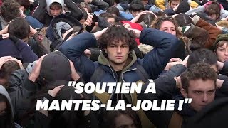 Étudiants et lycéens à genoux en solidarité avec les jeunes de ManteslaJolie [upl. by Adialeda]