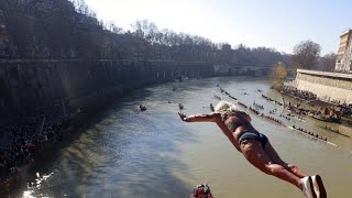 Un tuffo nel 2022 Mister Ok si lancia nel Tevere per la 34ª volta [upl. by Puri]