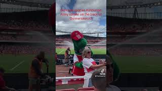 Gunnersaurus in new Arsenal home kit 2324 [upl. by Ahsaf]