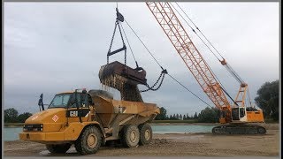 Liebherr HS 853 Seilbagger belädt CAT 730 Dumper mit Kies  dragline loading dump truck with gravel [upl. by Stouffer941]