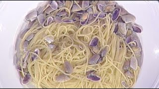 Gianfranco Pascucci prepara spaghetti con telline a La prova del cuoco ricette 24 maggio 2018 [upl. by Yasdnyl]