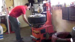 Sicam BC502 tire changer DODGE SRT4 how to change a tire [upl. by Yelhak]