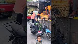 Abang tukang angkat sayur di pasar motornya keren [upl. by Hyland426]