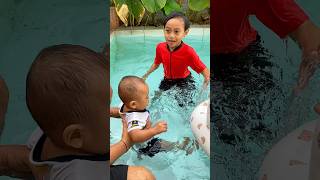 Pertama Kalinya Adik Rayyan Berenang di Kolam Renang [upl. by Drannek]