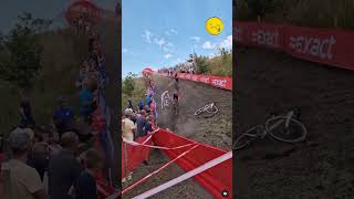 Gevaarlijk schuine kant afdaling Beringen Cyclocross big crash cycling cyclocross cyclingfans [upl. by Remoh756]