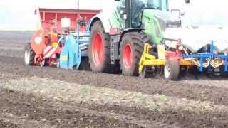 Berend Migchels to dig potatoes and legs in one pas [upl. by Schlicher]