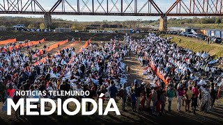 Inmigrantes cruzan el río Bravo tras cierre de puentes ferroviarios en Texas  Noticias Telemundo [upl. by Carmelita]