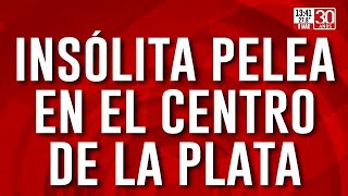 Insólita pelea en el centro de La Plata dos barras de Gimnasia y Estudiantes a la piñas [upl. by Aniez]