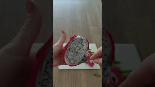 So schnell und einfach schneidest du eine DrachenfruchtHow to cut a Dragon Fruitshorts foodhacks [upl. by Egdirdle]