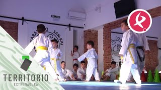 Los niños de Valdivia aprenden a golpe de karate  Territorio Extremadura [upl. by Notyrb982]