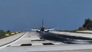 LANDING A 737 PLANE WITH 200 PEOPLE ON A 1628METER RUNWAY IN THE GREEK TOWN OF SKIATHOS [upl. by Det]