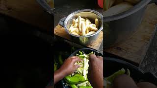 Comment éplucher une banane plantain avec le couteau pour preparer le koki au cameroun shorts [upl. by Ganley890]