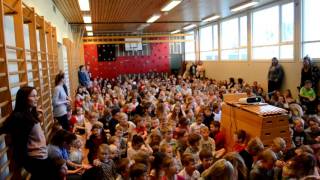 Veavågen skole synger Månemanne på Skolenes sangdag 2017 [upl. by Cerveny]