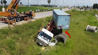 Container truck driving reverses stuck drivers are not careful Damage to team work Rescued by KATO [upl. by Kawasaki66]