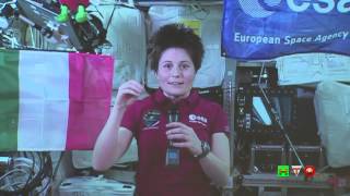 AstroSamantha  Samanta Cristoforetti in diretta dalla ISS allASI di Roma  wwwHTOtv [upl. by Nrehtak]