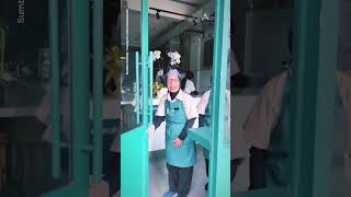 Unik cafe ini gandeng omaoma jadi waitress layani pengunjung 🥰🥰 [upl. by Kassia]