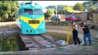 Mujer ferroviaria  Invirtiendo al Buscarril en la tornamesa de Constitución [upl. by Sholeen]