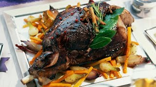 Recette  Cuissot de chevreuil de Noël aux épices douces et légumes confits [upl. by Anauj]