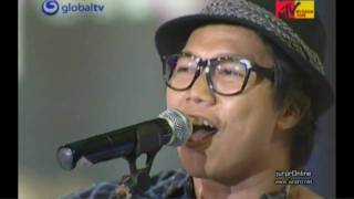 Sandhy Sondoro feat Glen Fredly  Lets Say Love  live on MTV VJ Hunt 2010 [upl. by Massiw]